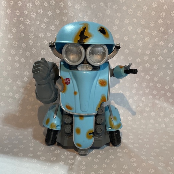 Hasbro Transformers The Last Knight Robot Squeaks Dances Action Figure lights up - Picture 3 of 9